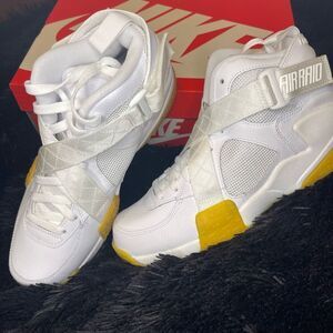 Nike Air Raid WHITE and BROWN Size 9